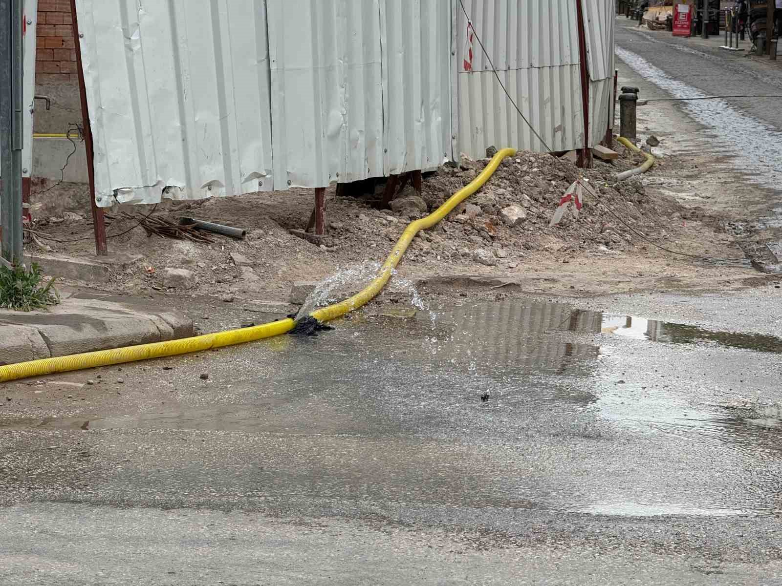 İnşaat alanında patlayan hortum sokağı g&ouml;le &ccedil;evirdi
