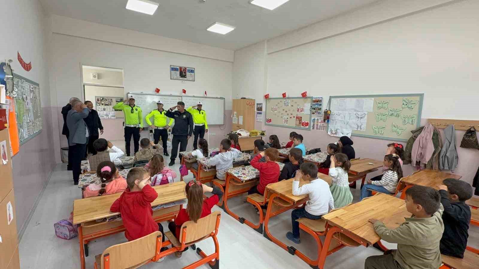 Yozgat’ta polis selamı veren minikler kalpleri ısıttı