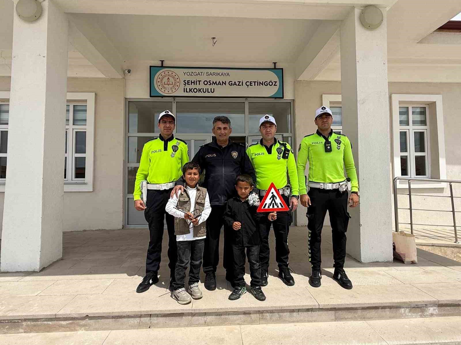 Yozgat&rsquo;ta polis selamı veren minikler kalpleri ısıttı
