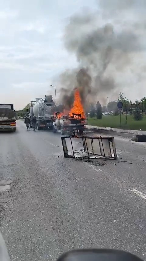 Yanan kamyonete ilk m&uuml;dahaleyi beton mikseri yaptı
