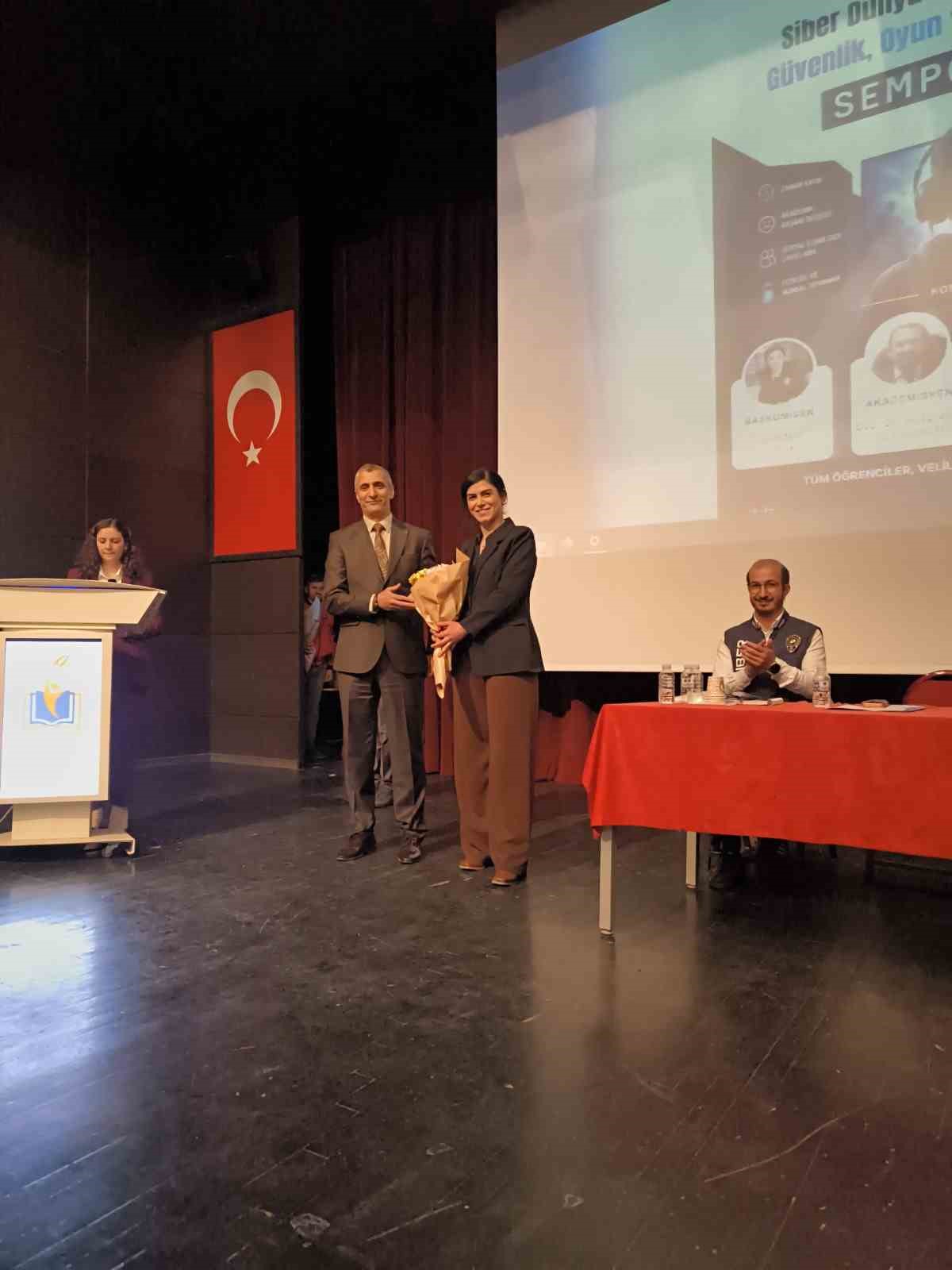 Velilere siber g&uuml;venlik eğitimi: Kars Emniyeti&rsquo;nden farkındalık semineri
