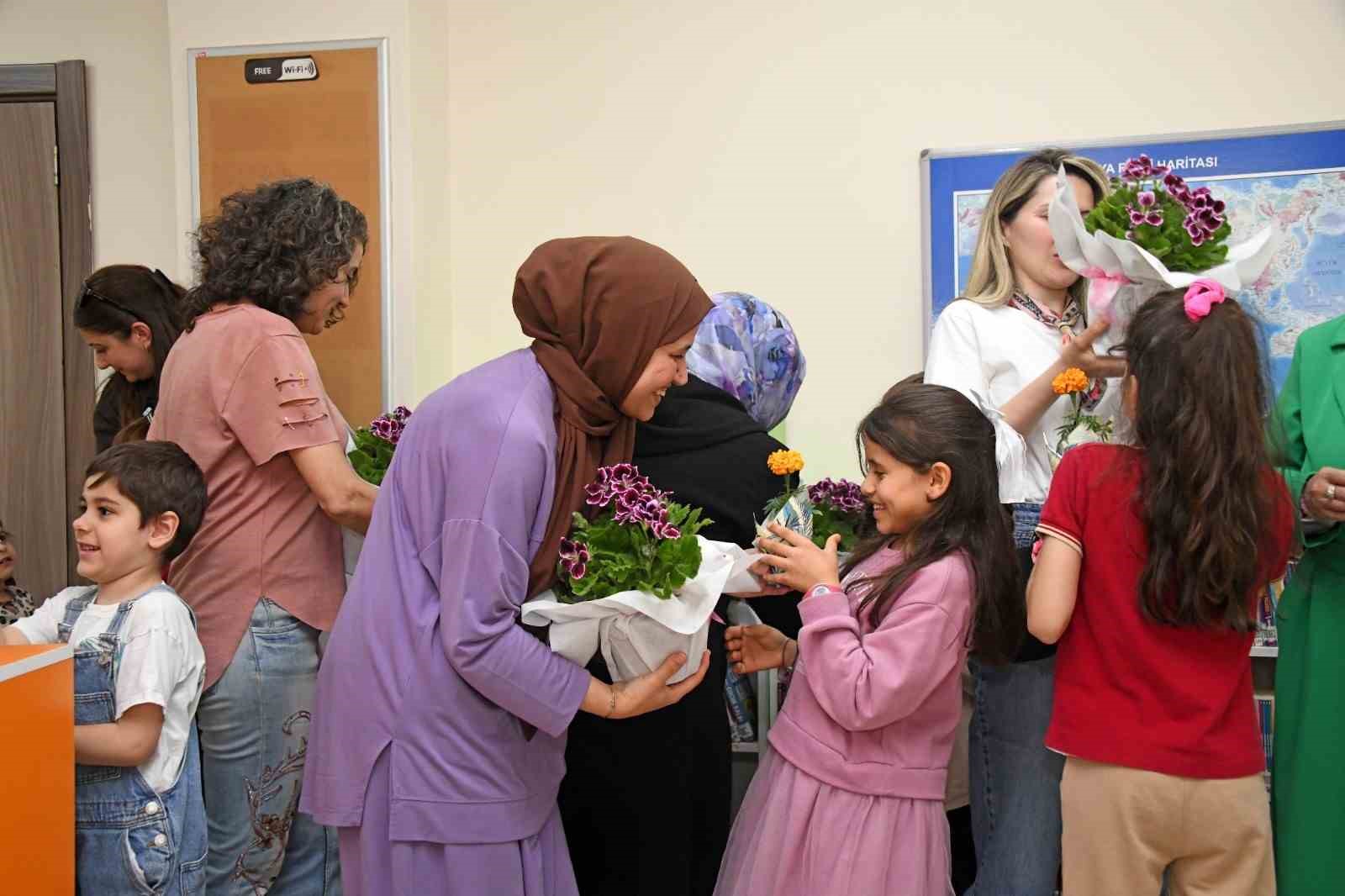 "Hayatımın İlk K&uuml;t&uuml;phanesi Annem" Anne ve &ccedil;ocukların g&ouml;n&uuml;llerine dokundu
