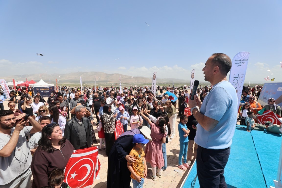 Niğde&rsquo;de g&ouml;ky&uuml;z&uuml; anneler i&ccedil;in renklendi
