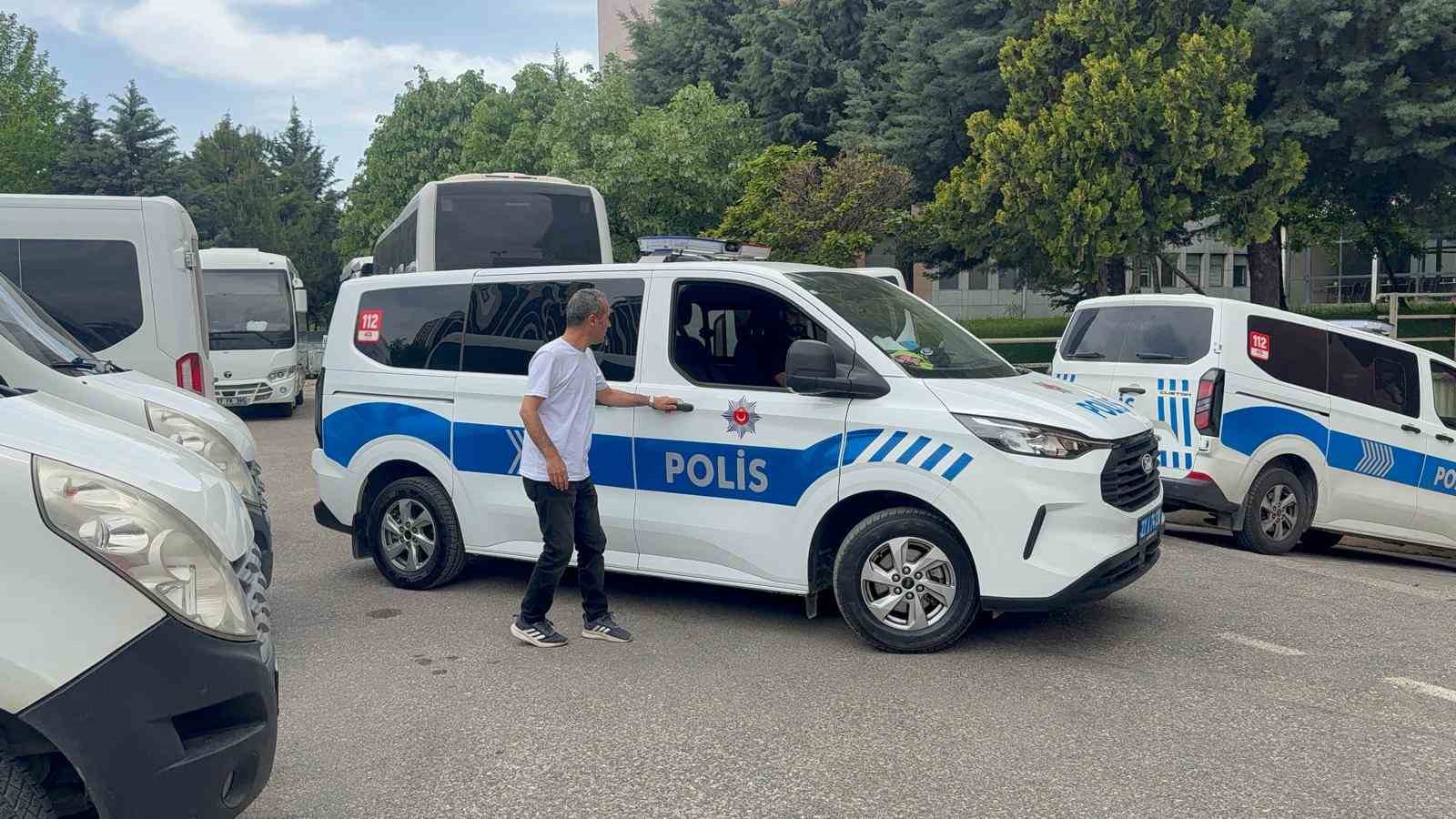 Taksiciyi rehin alıp polise ateş eden zanlı tutuklandı

