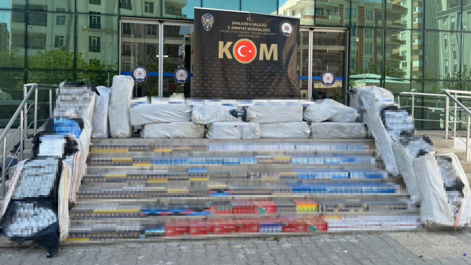 Şanlıurfa’da saman balyaları arasında 40 bin paket kaçak sigara ele geçirildi