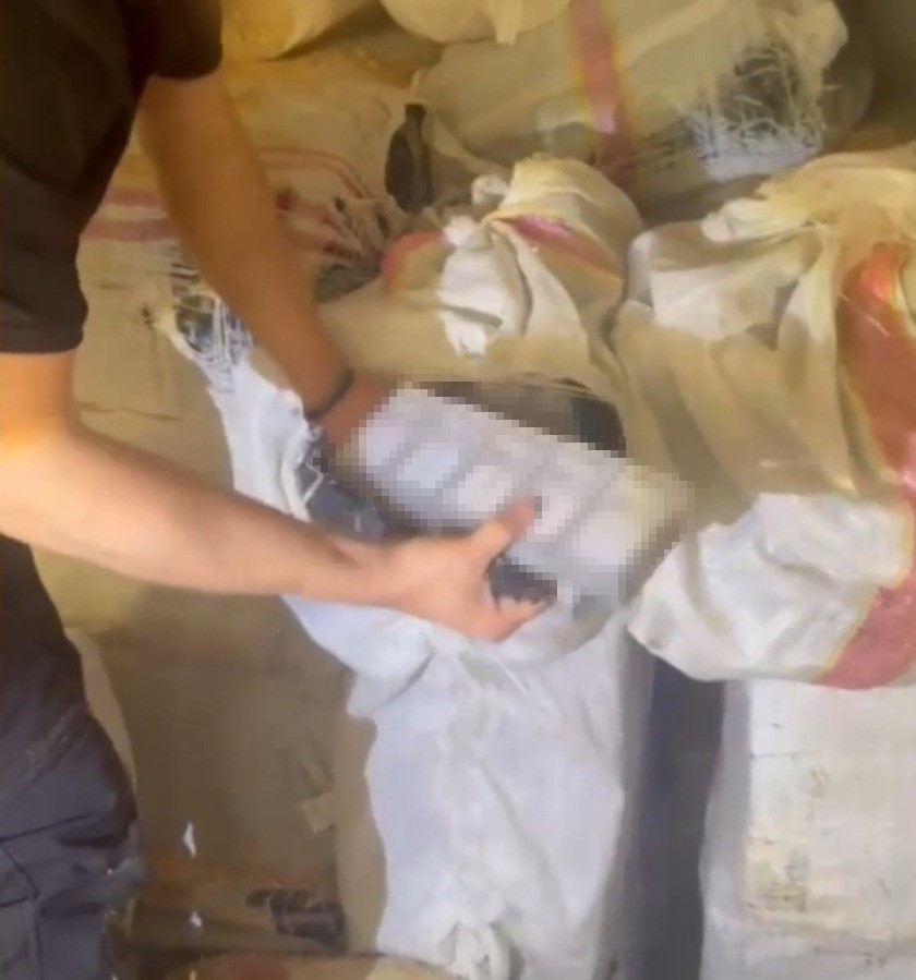 Şanlıurfa&rsquo;da saman balyaları arasında 40 bin paket ka&ccedil;ak sigara ele ge&ccedil;irildi
