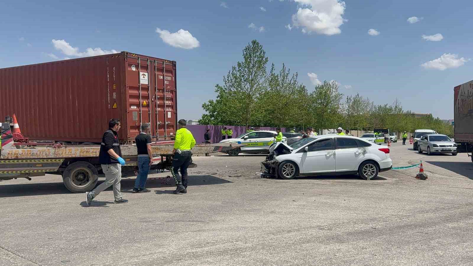 Otomobil tıra arkadan &ccedil;arptı: 1 &ouml;l&uuml;, 4 yaralı
