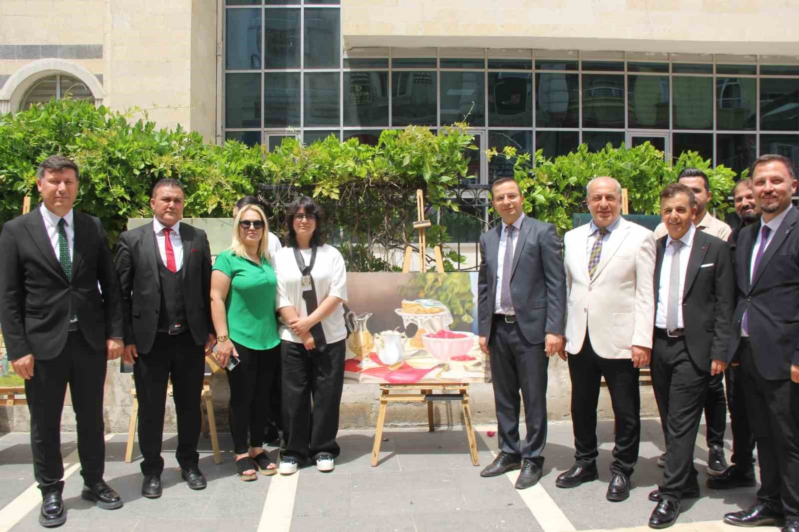 Cizre&rsquo;de gen&ccedil; yeteneklerden h&uuml;nerlerini &rsquo;sokakta&rsquo; sergiledi
