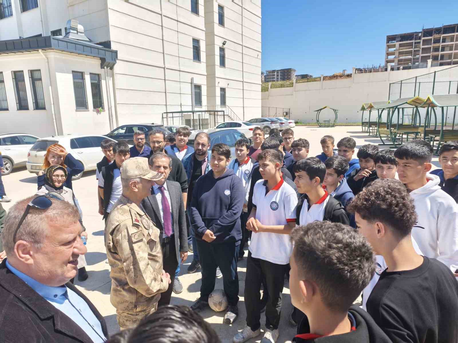 T&uuml;mgeneral Halil Şen&rsquo;den okullarda g&uuml;venlik denetimi
