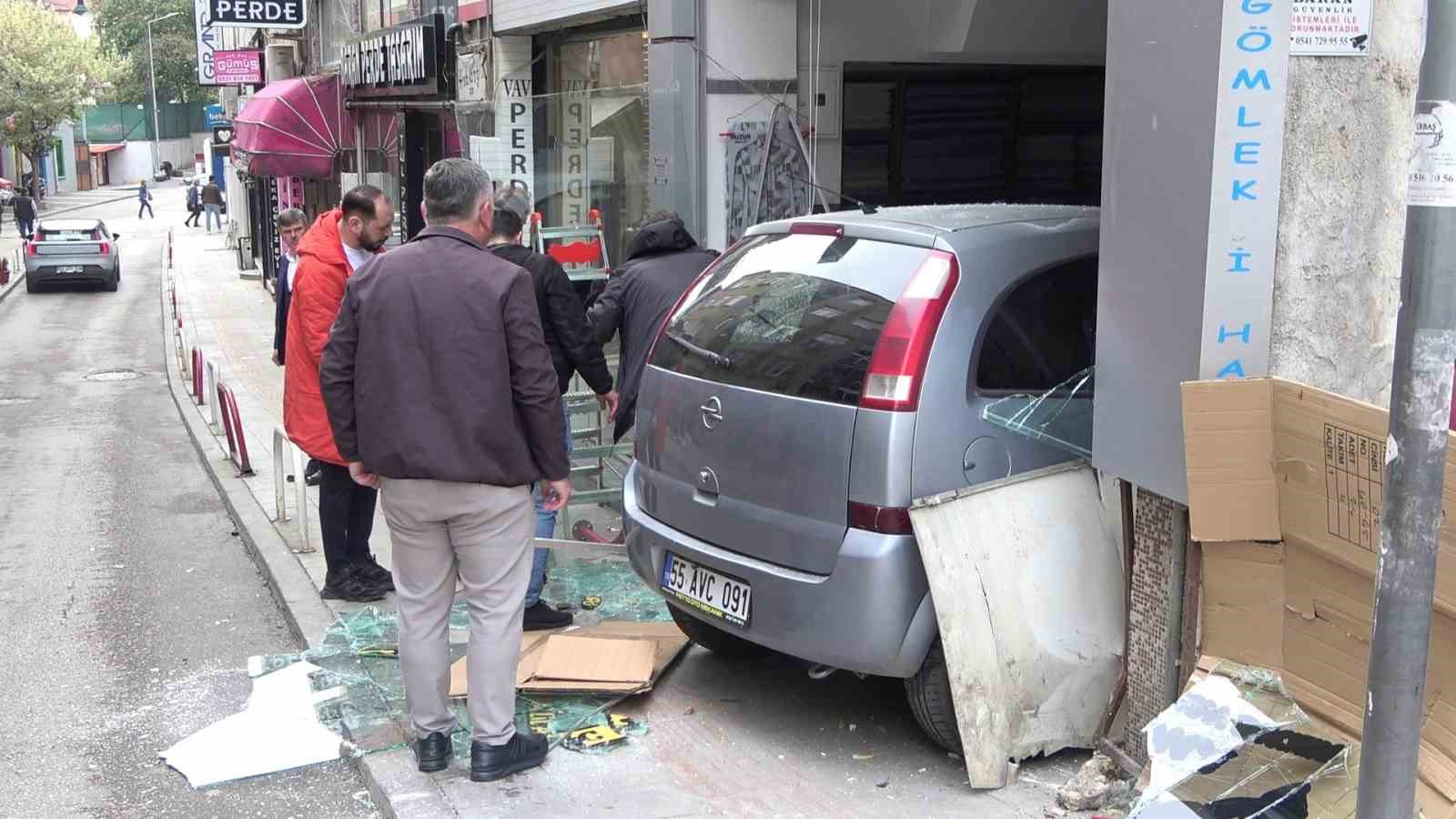 Samsun&rsquo;da terzi d&uuml;kkanına otomobil girdi
