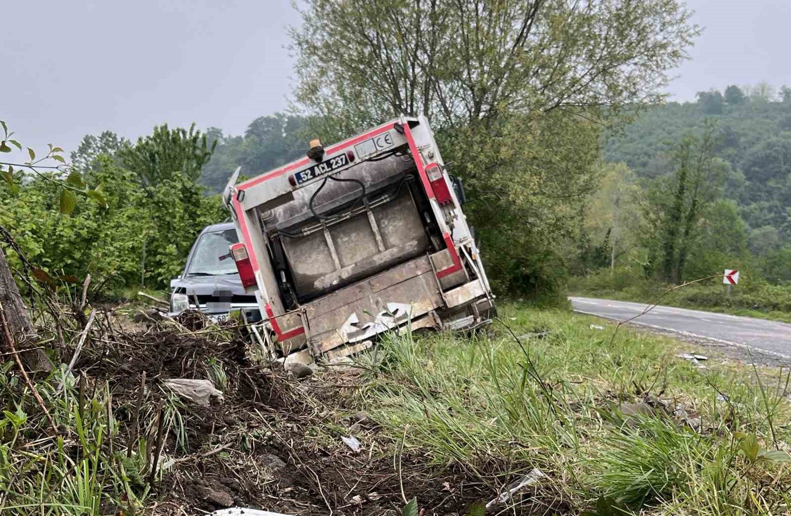 Ordu&rsquo;da &ccedil;&ouml;p kamyonu ile otomobil &ccedil;arpıştı: 3 yaralı
