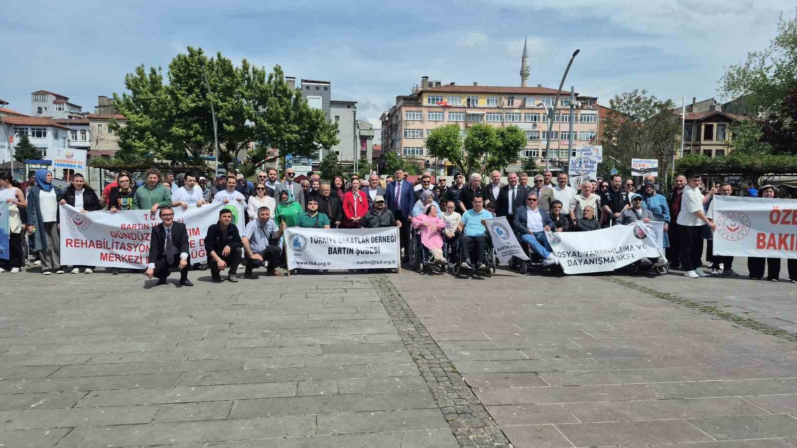 Engellilerin y&uuml;r&uuml;y&uuml;ş&uuml; down sendromlu Deha&rsquo;nın telsiz anonsuyla başladı
