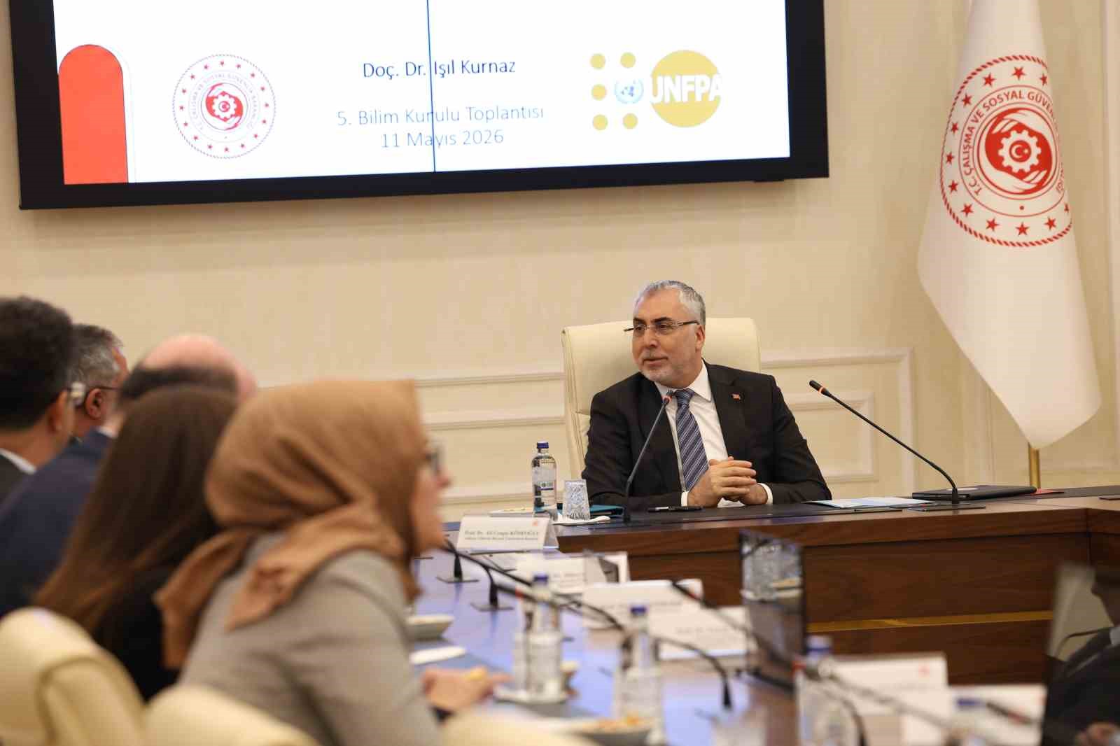 Bakan Işıkhan: "D&ouml;n&uuml;ş&uuml;m&uuml; y&ouml;neten, &ccedil;alışanı koruyan ve insan odaklı bir yaklaşımı merkeze alan politikalar geliştirmek zorundayız"
