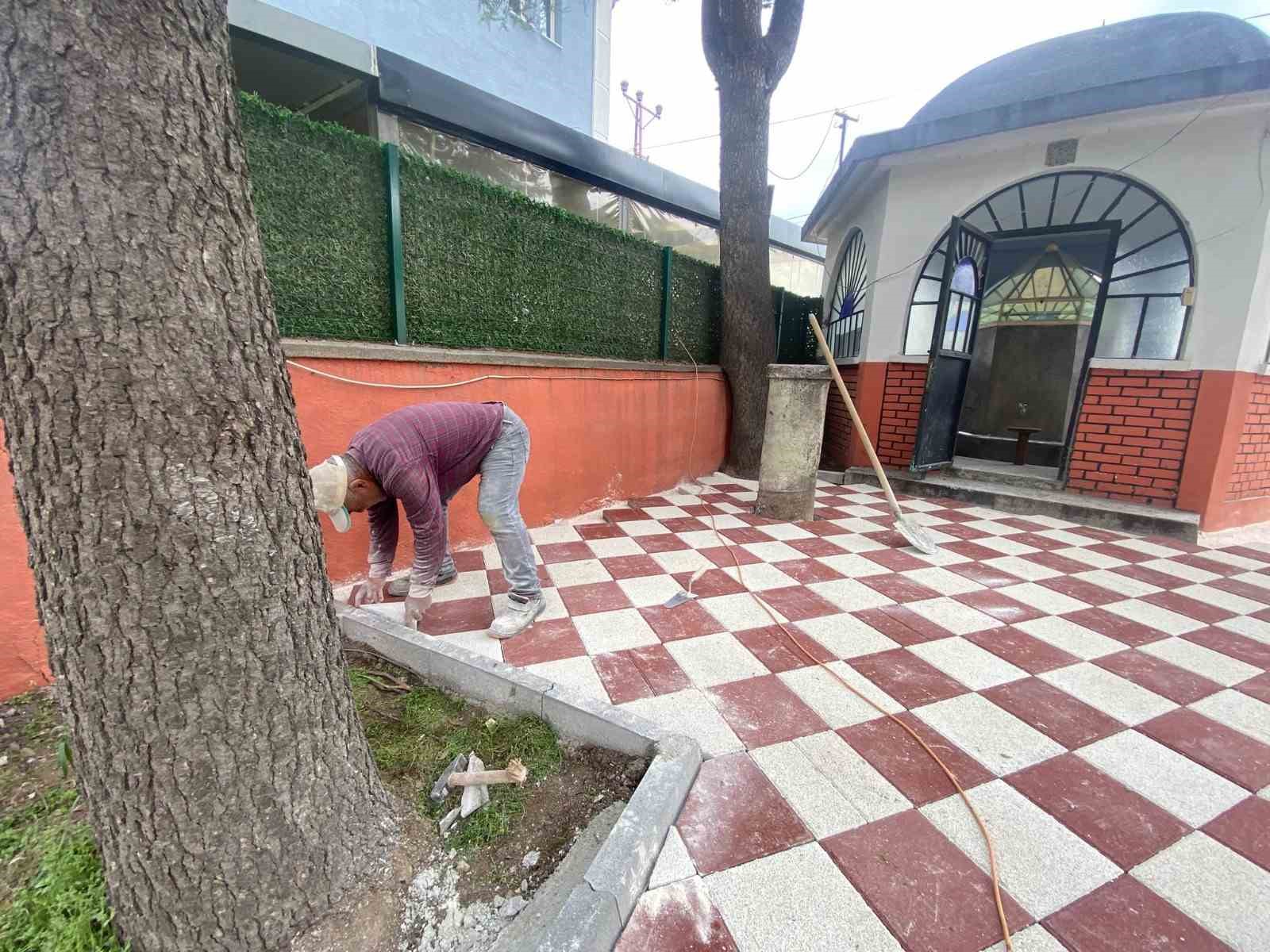 Oklubalı Mahallesi&rsquo;ndeki okul duvarı ile cami bah&ccedil;e ve &ccedil;evre d&uuml;zenleme &ccedil;alışmaları tamamlandı

