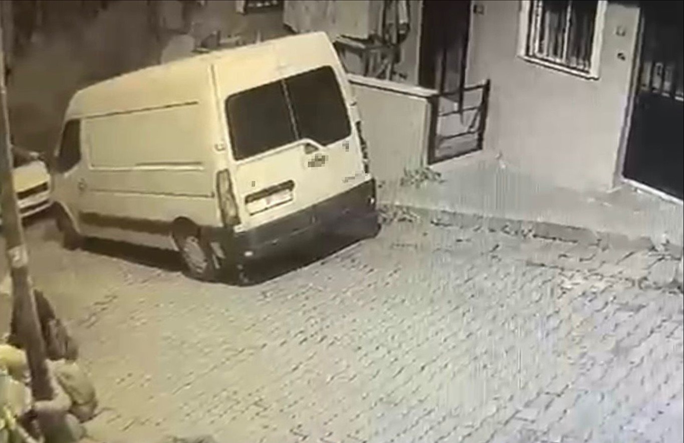 Kağıthane&rsquo;de direğe dokunan &ccedil;ocuğa elektrik &ccedil;arptı
