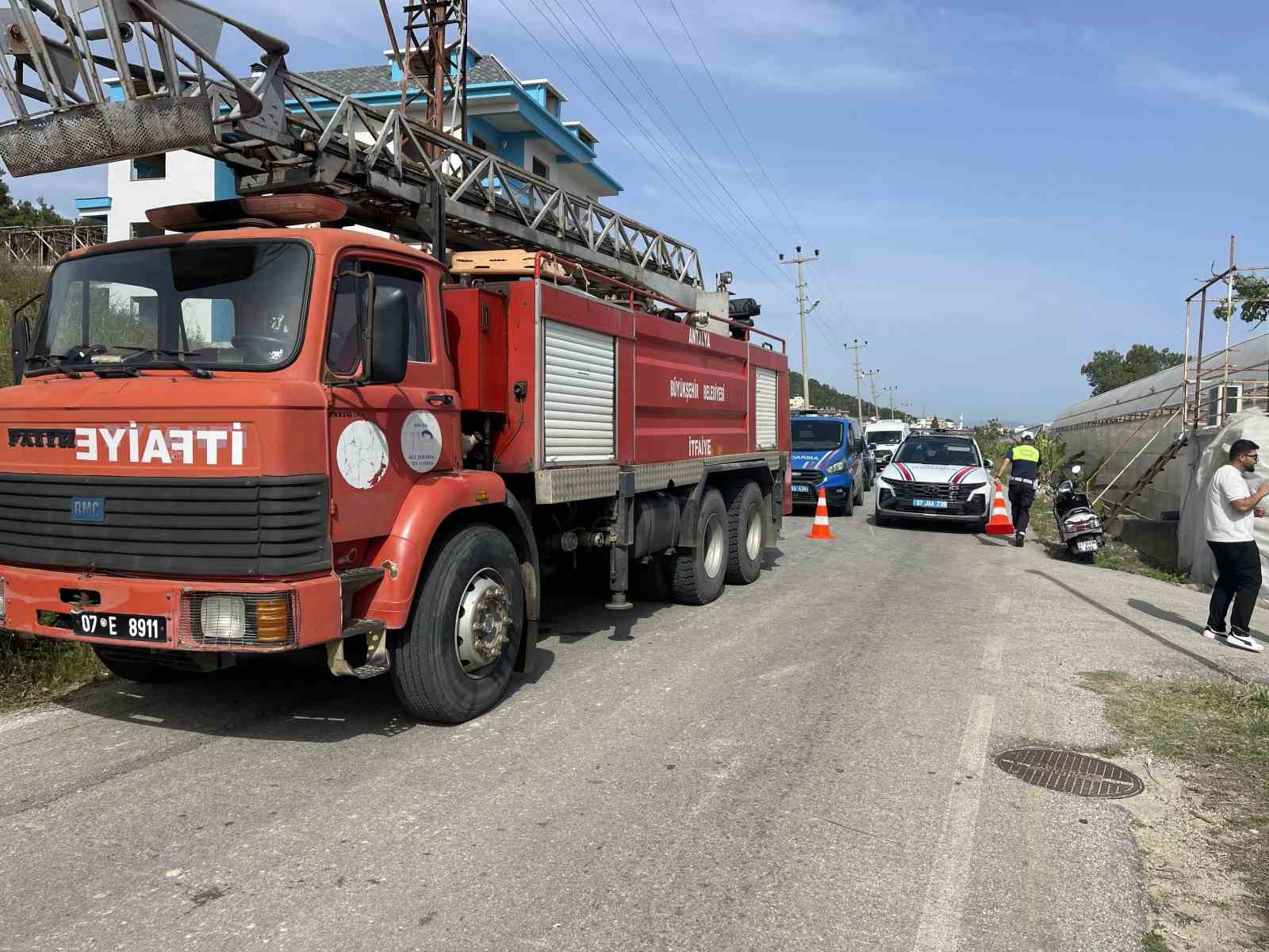 Antalya&rsquo;da okul servisi şarampole devrildi: 6 &ouml;ğrenci yaralı
