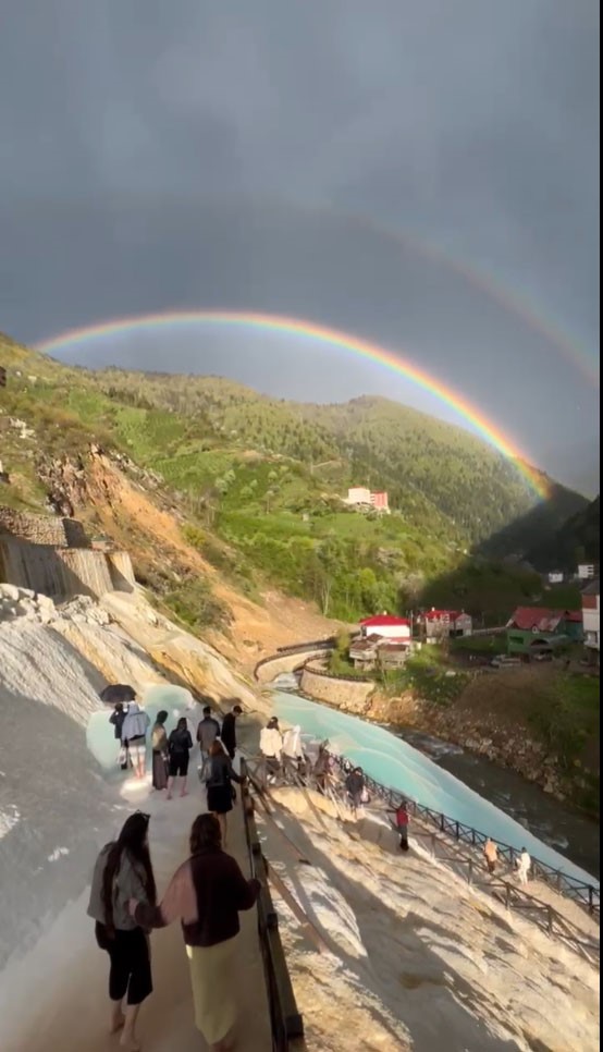 G&ouml;ksu Travertenleri&rsquo;nde &ccedil;ift g&ouml;kkuşağı b&uuml;y&uuml;ledi
