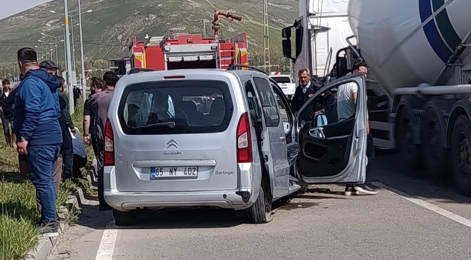 Van’da kamyonet aydınlatma direğine çarptı: 4 yaralı