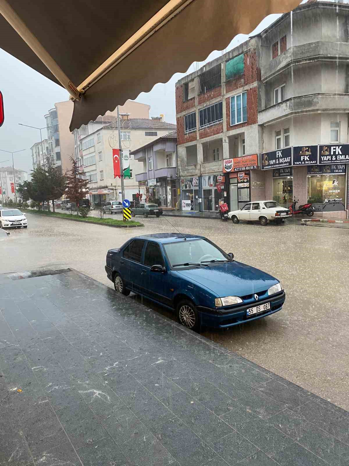 Kavak&rsquo;ta sağanak yağış
