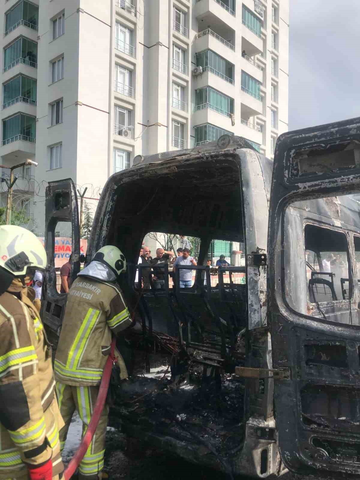 Diyarbakır’da park halindeki minibüs küle döndü