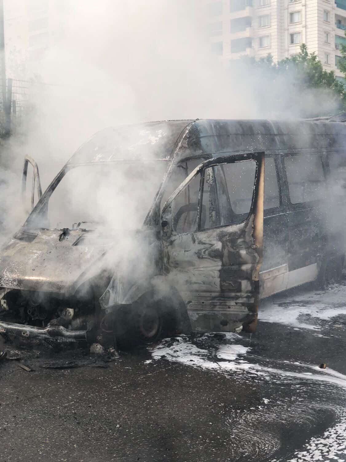 Diyarbakır&rsquo;da park halindeki minib&uuml;s k&uuml;le d&ouml;nd&uuml;
