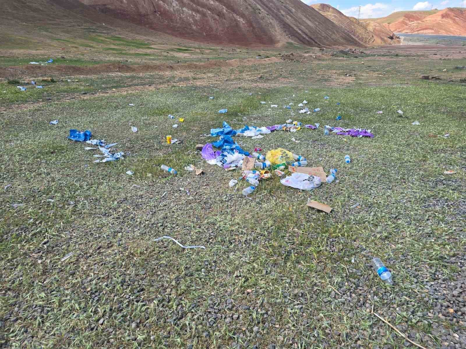 G&ouml;kkuşağı Tepeleri&rsquo;nde &ccedil;&ouml;p tepkisi: Doğaseverler alanı temizledi
