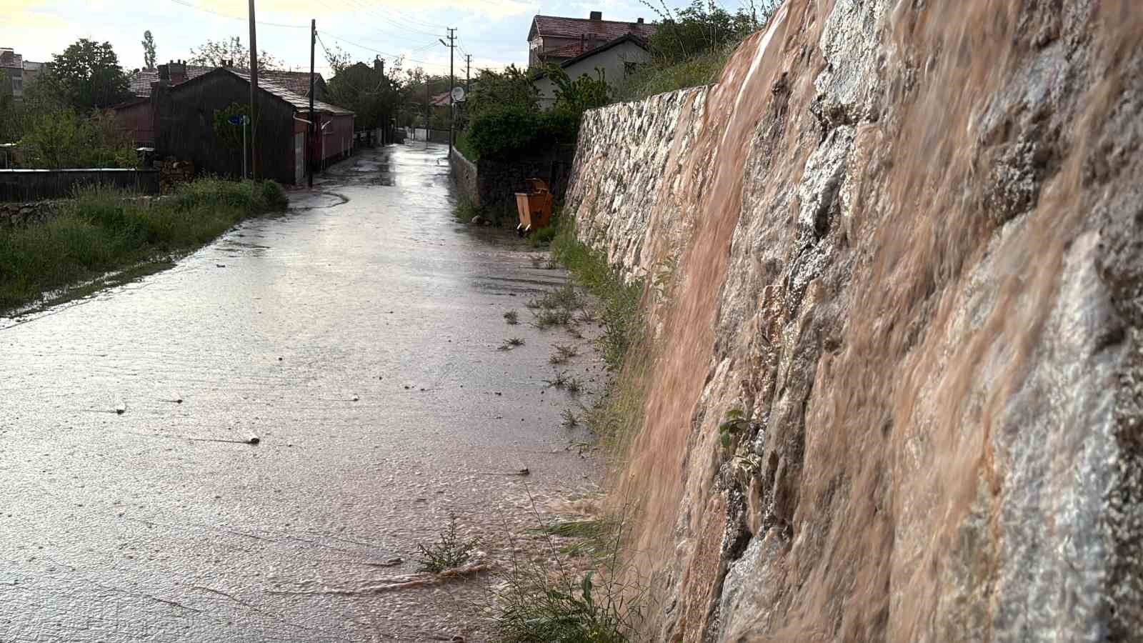 Aksaray&rsquo;da sağanak sonrası yollar g&ouml;le d&ouml;nd&uuml;

