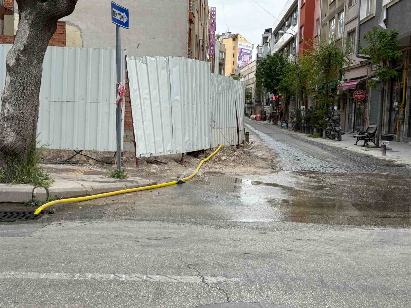 İnşaat alanında patlayan hortum sokağı göle çevirdi