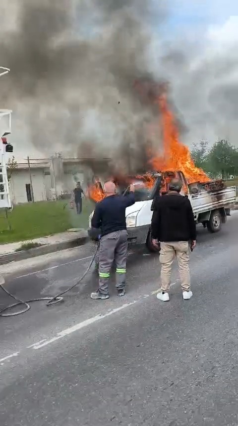 Yanan kamyonete ilk müdahaleyi beton mikseri yaptı