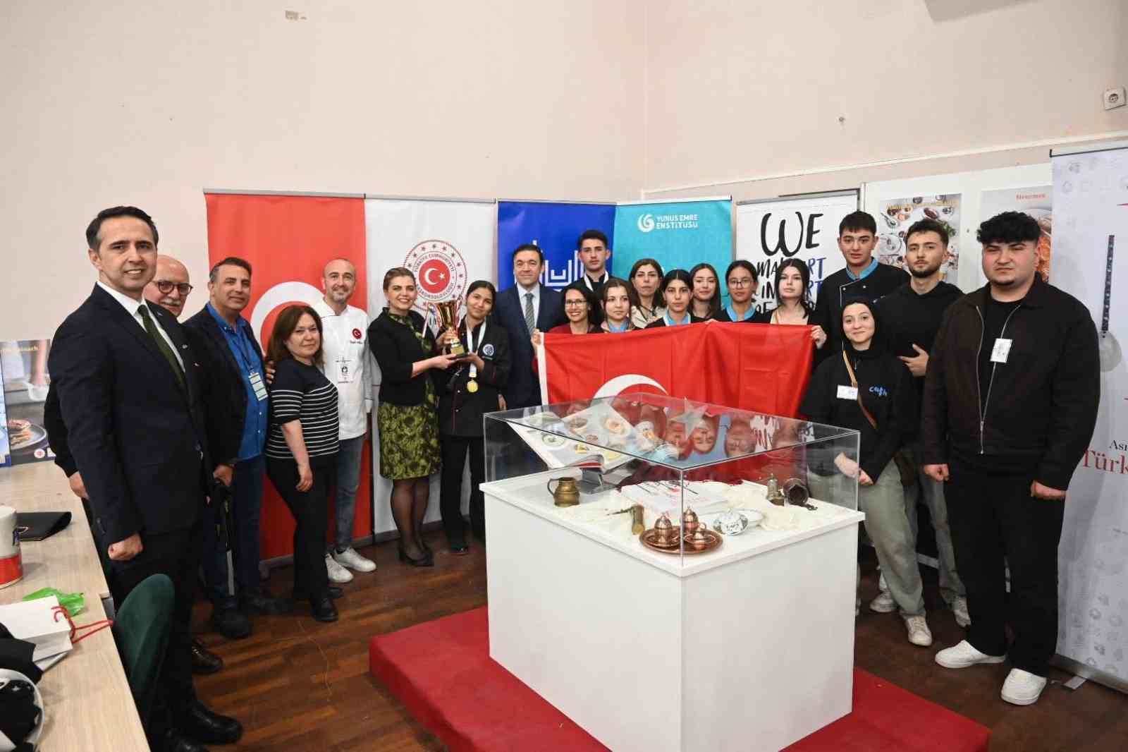 8 ülkenin katıldığı gastronomi yarışmasından Kahramanmaraşlı öğrenciler madalyalarla döndü