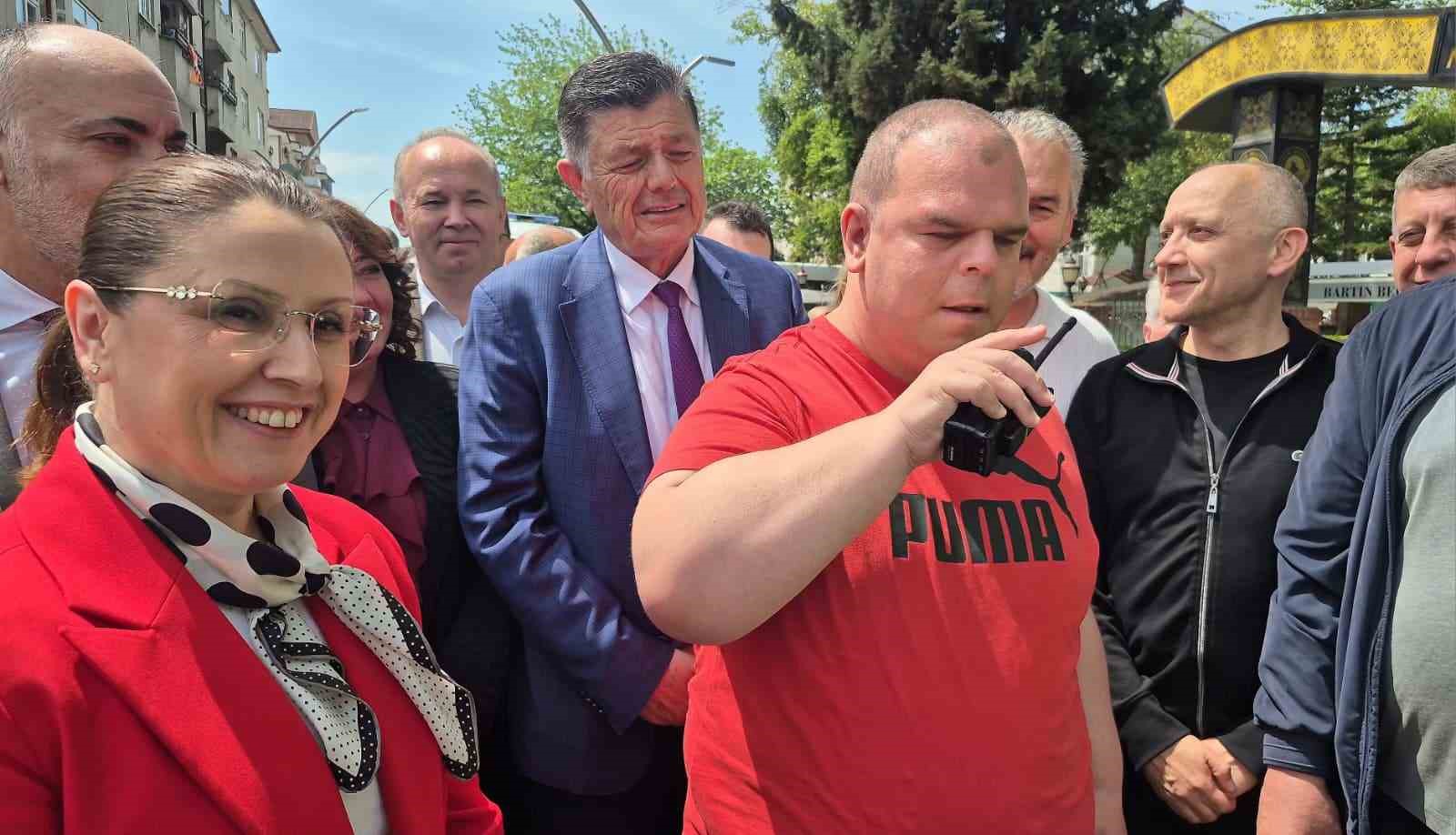 Engellilerin yürüyüşü down sendromlu Deha’nın telsiz anonsuyla başladı
