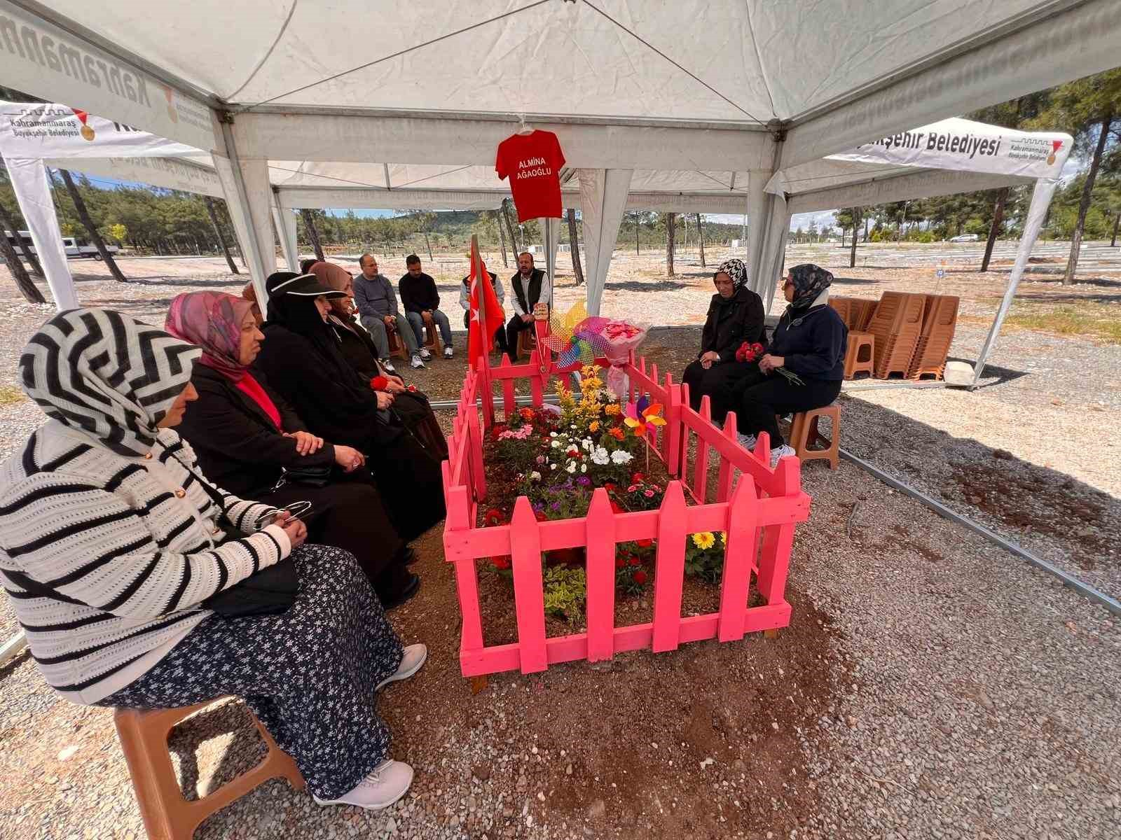 Okul saldırısında hayatını kaybeden Almina’nın mezarı pembeye boyandı