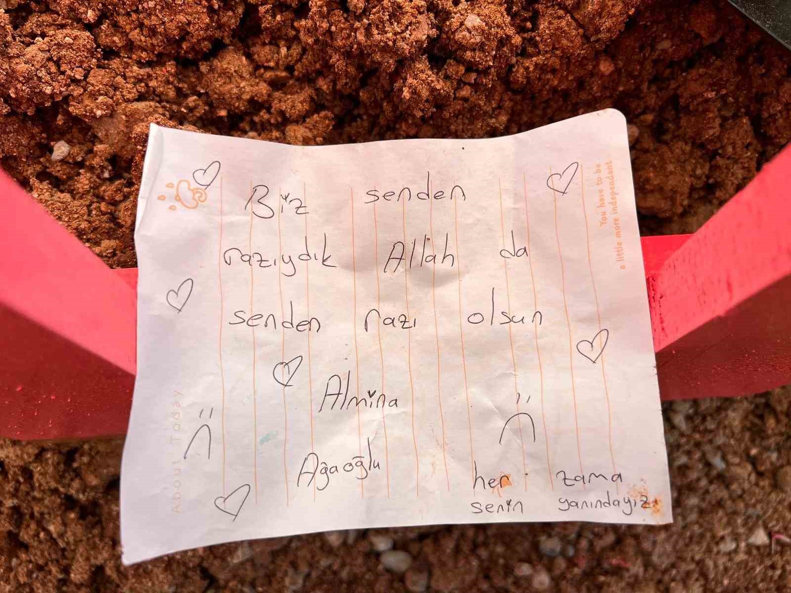 Okul saldırısında hayatını kaybeden Almina&rsquo;nın mezarı pembeye boyandı
