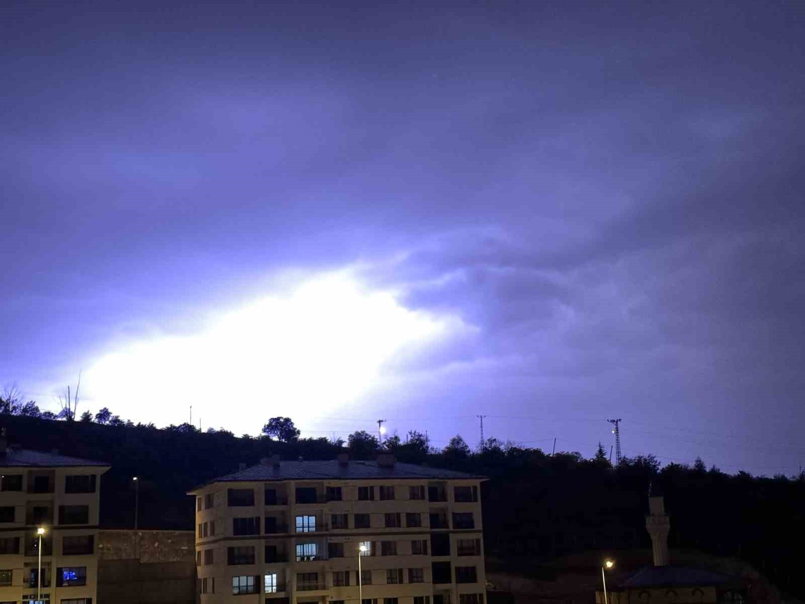 Kayseri&rsquo;de şimşekler geceyi aydınlattı
