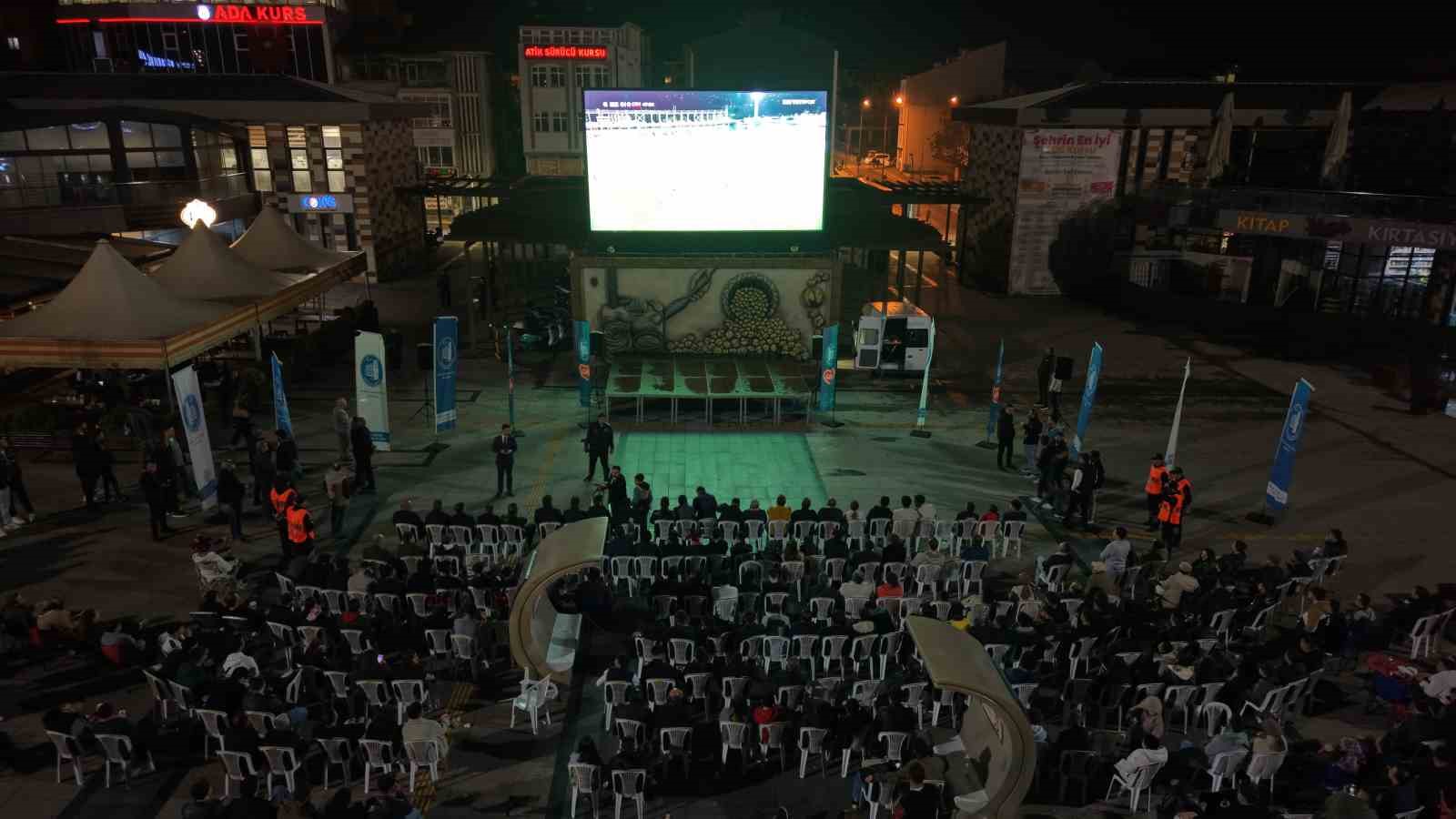 Çorum FK taraftarları play-off maçını dev ekrandan izledi