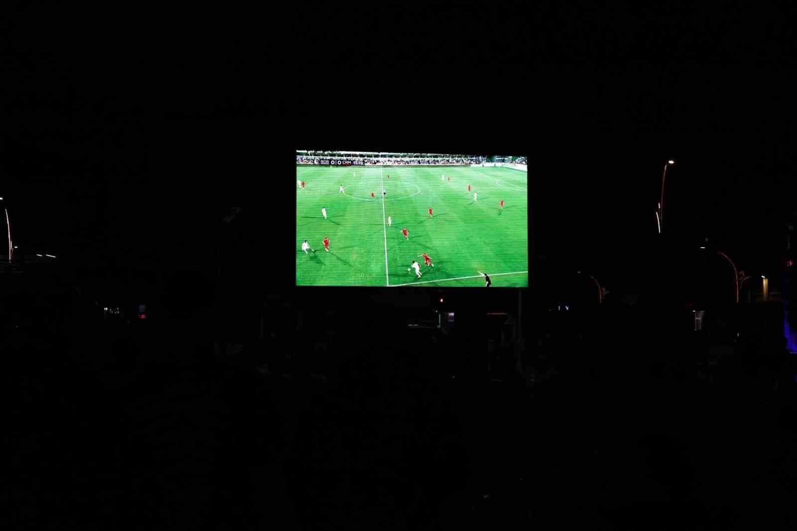 &Ccedil;orum FK taraftarları play-off ma&ccedil;ını dev ekrandan izledi
