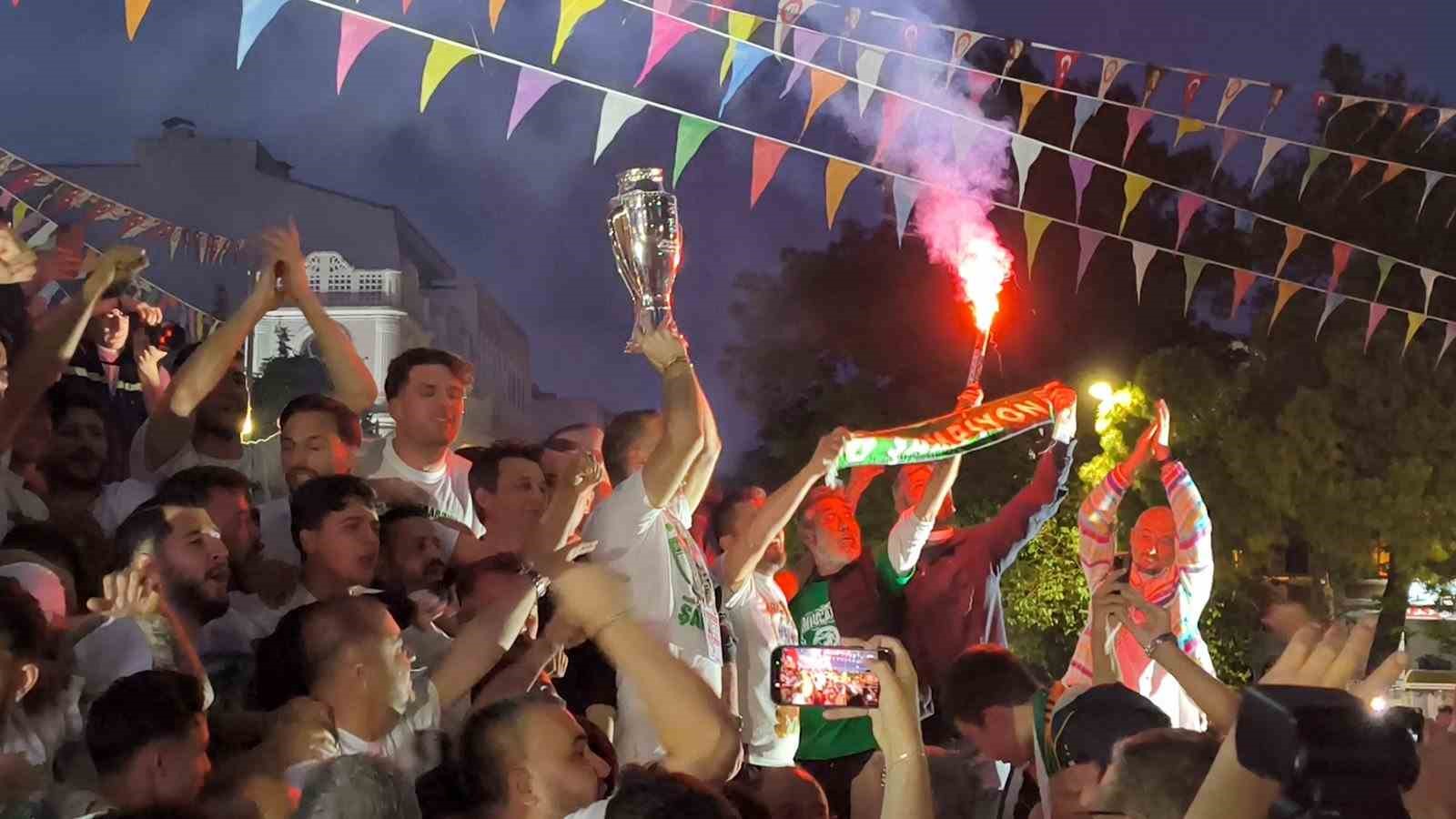 Muğlaspor kupa ile evine d&ouml;nd&uuml;
