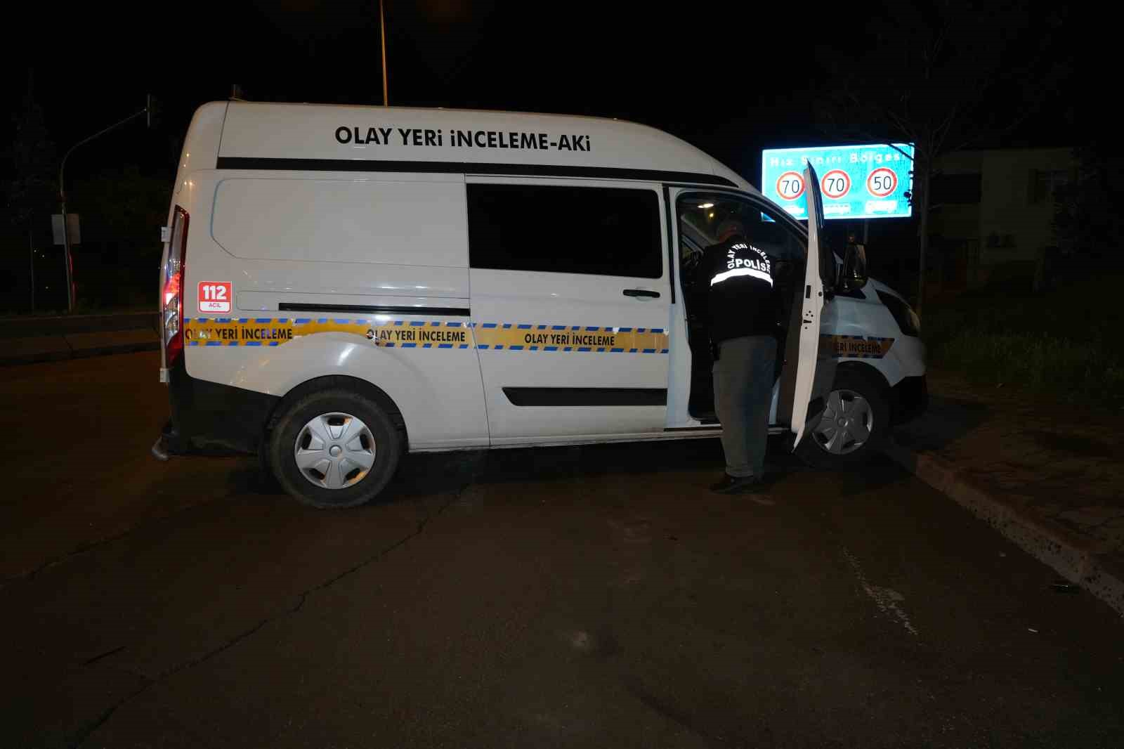 Kontrolden &ccedil;ıkan otomobil, park halindeki &ccedil;ekiciye &ccedil;arptı: 1 &ouml;l&uuml;, 1 yaralı
