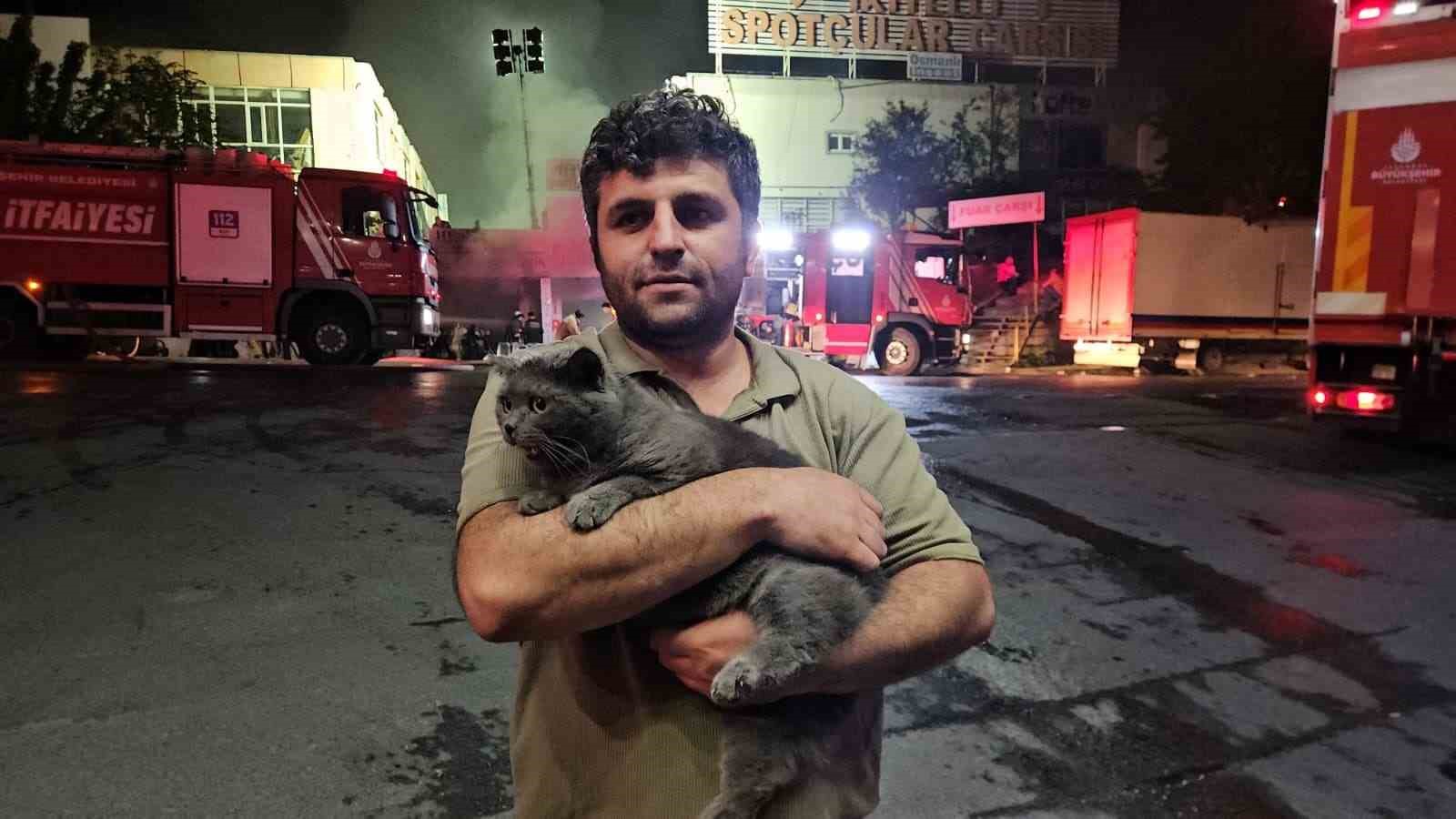 Başakşehir&rsquo;de parf&uuml;m imalatı tesisinde &ccedil;ıkan yangın 7 saattir devam ediyor: 1 itfaiye eri yaralandı bir kedi kurtarıldı
