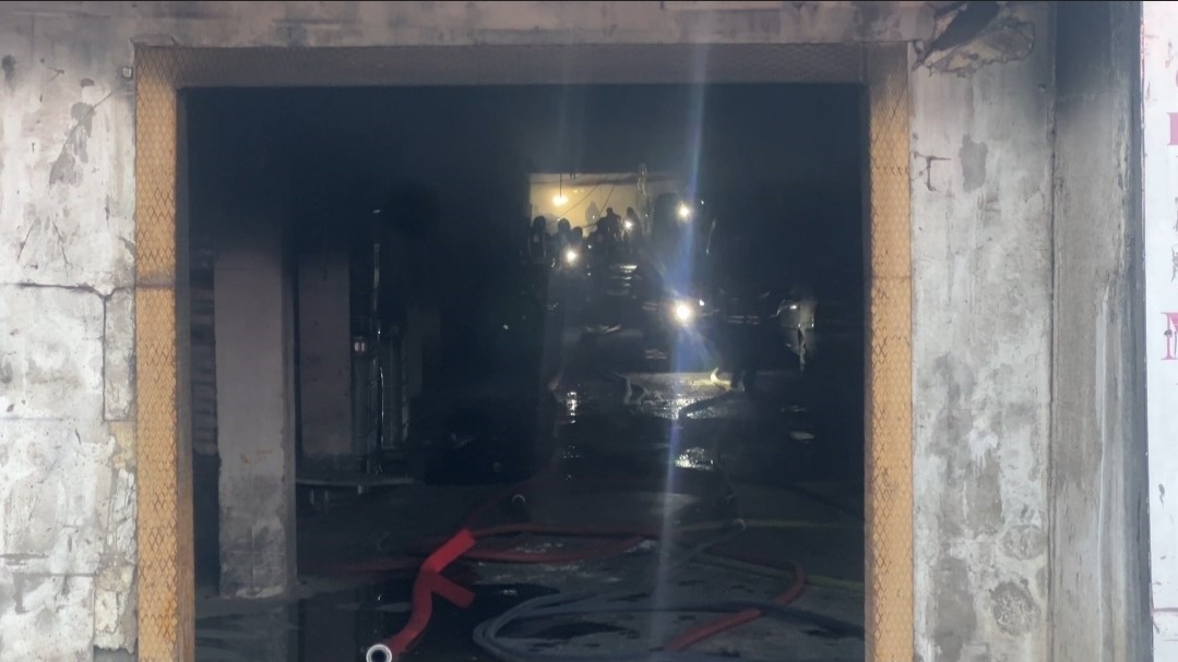 Başakşehir&rsquo;de parf&uuml;m imalatı tesisinde &ccedil;ıkan yangın 8. saatinde s&ouml;nd&uuml;r&uuml;ld&uuml;
