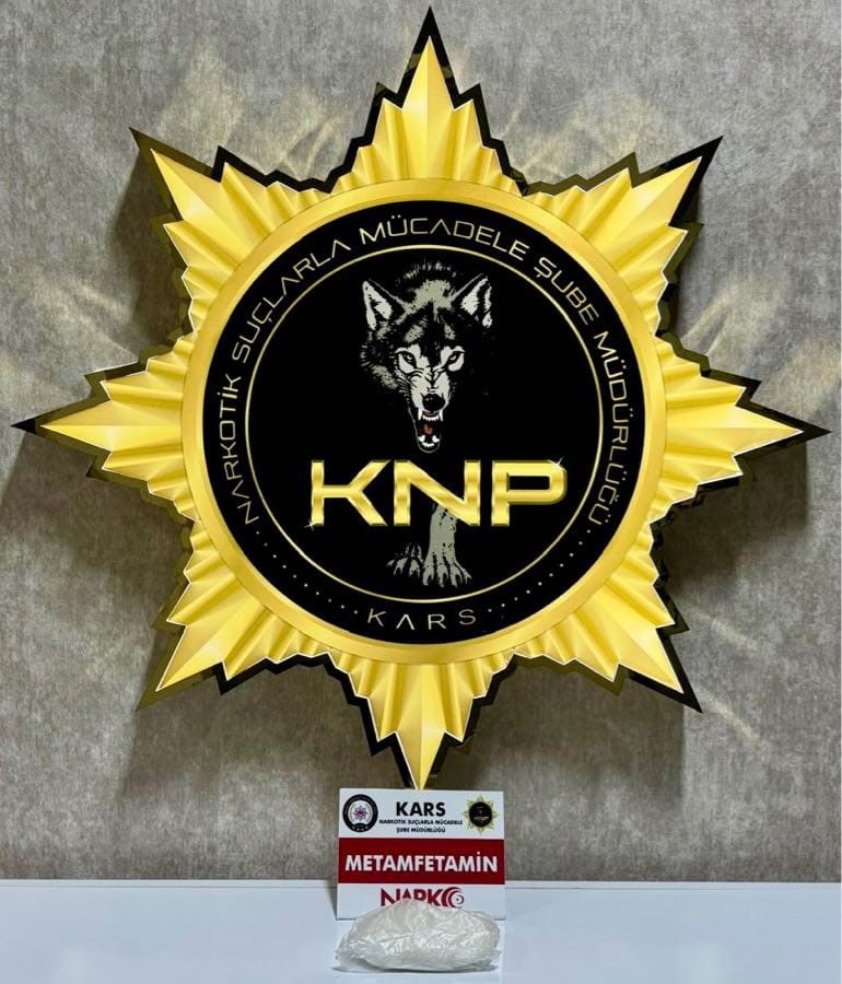 Zehir tacirlerine şafak operasyonu: Kars&rsquo;ta 114 gram metamfetamin ele ge&ccedil;irildi, 2 tutuklama
