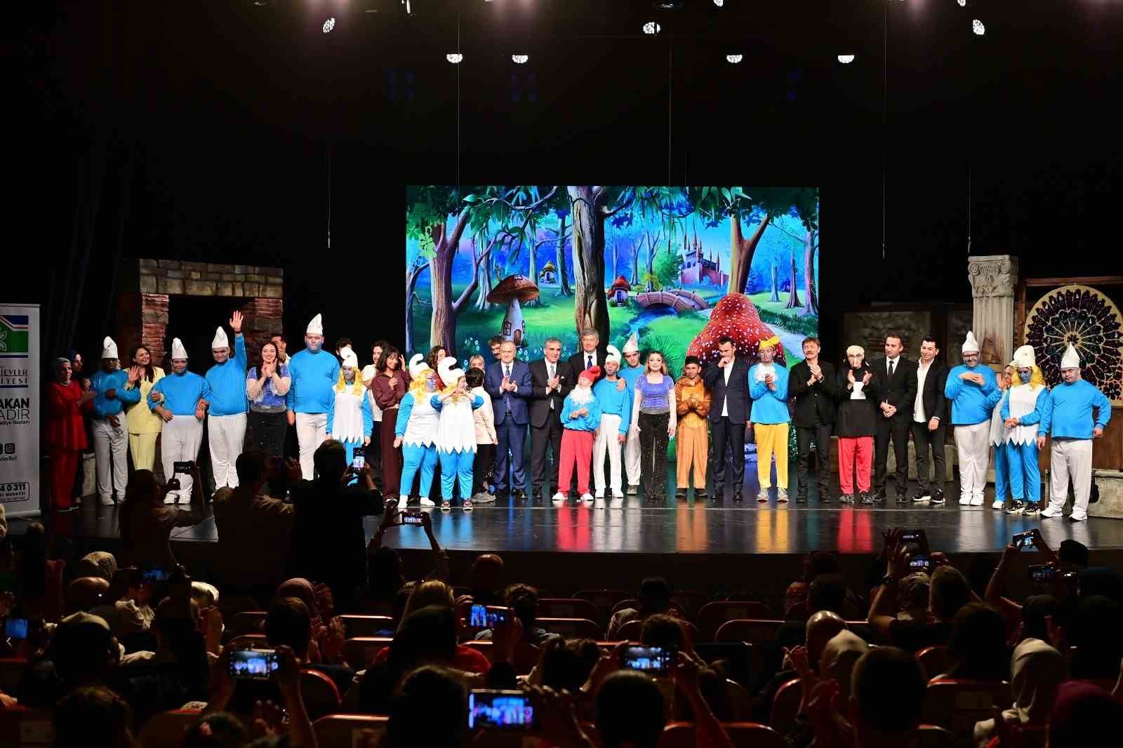 Bahçelievler Belediyesi’nce Engelliler Haftası çerçevesinde "Şirinler" tiyatro oyunu sahnelendi
