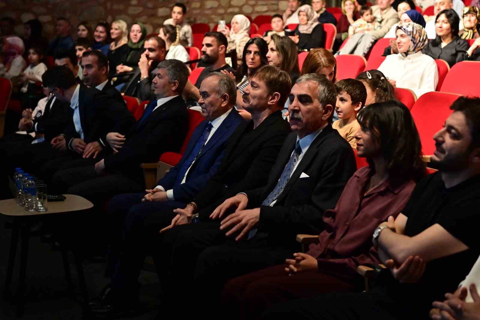 Bah&ccedil;elievler Belediyesi&rsquo;nce Engelliler Haftası &ccedil;er&ccedil;evesinde "Şirinler" tiyatro oyunu sahnelendi
