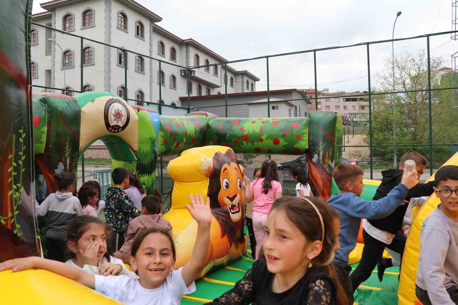 &Ccedil;ocuklar g&ouml;n&uuml;llerince ve doyasıya eğlendi
