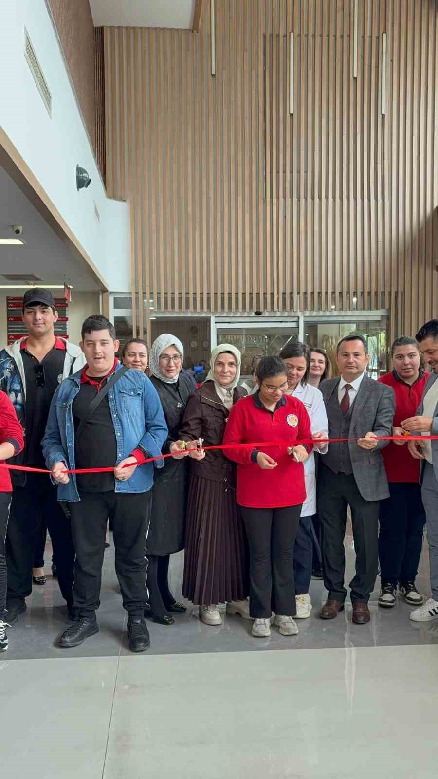 Özel öğrencilerin el emeği eserleri hastanede sergilendi
