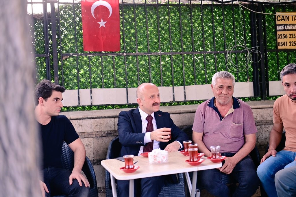 Vali Varol, taksi durağında esnafla bir araya geldi
