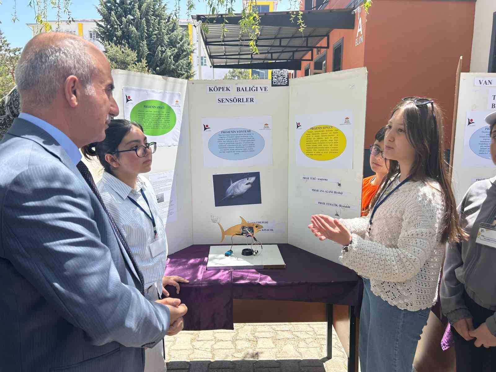 Van’da öğrencilerin hazırladığı projeler bilim fuarında sergilendi