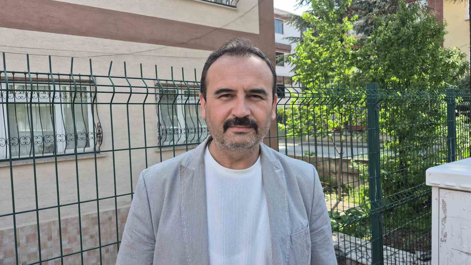Sabah beslediği anne ve yavru kediyi &ouml;ğlen telef olmuş halde buldu
