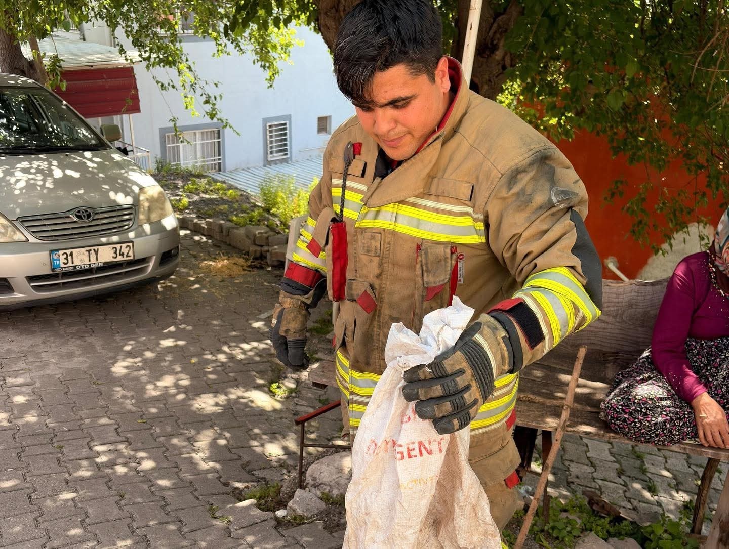 İskenderun&rsquo;da eve giren yılanı itfaiye yakaladı
