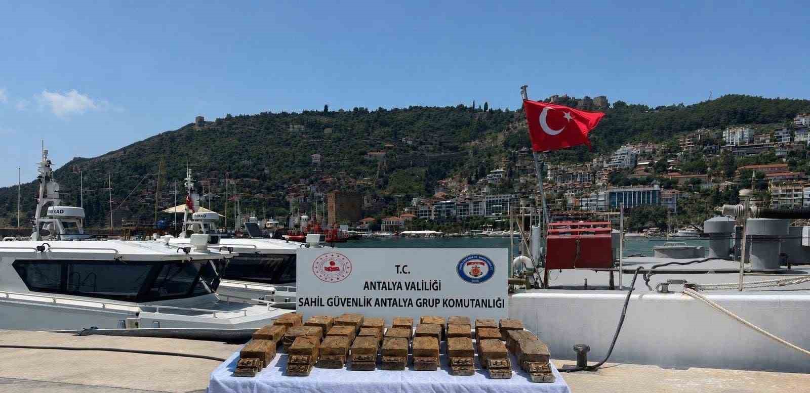 Sahile vuran şüpheli paketten 40 milyon TL’lik macun esrar çıktı